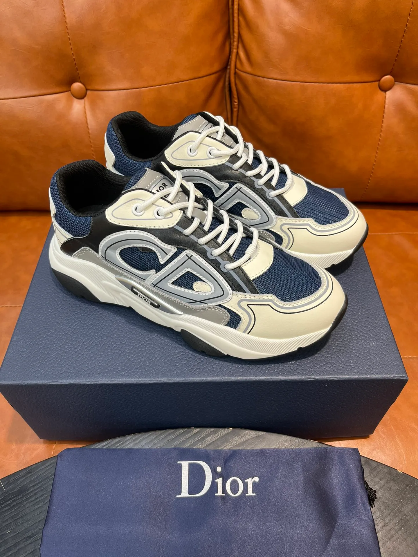 Factory price 540💰Dior B22 men's jogging fashion sneakers. This item draws inspiration from retro jogging shoes. It adopts a thick low-top design, with an upper made of leather and mesh fabric, and a black and white engraved rubber sole. Decorated with an embossed "CD" logo on the side. Code number: 39-44